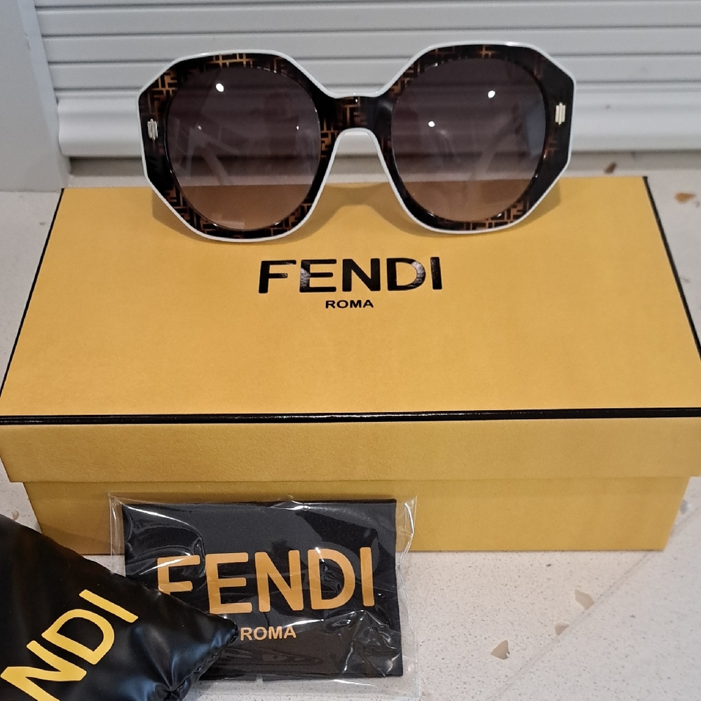 NWT Fendi Brown And White Frame Sunglasses with Brown Gradient Lenses